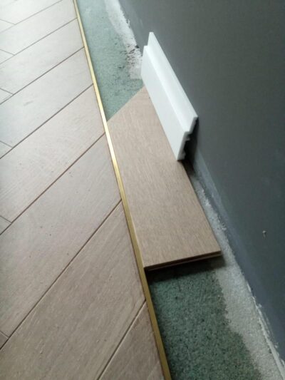 Profil decorativ slefuibil Linetec AD Profilitec | vizibil 5 mm, insertie alama naturala, aluminiu – bara 2,7 m