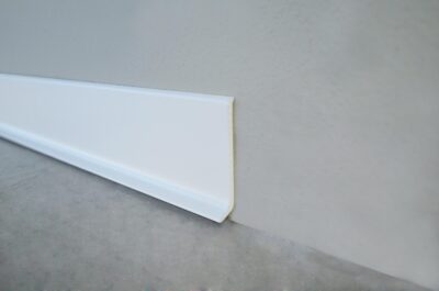 Plinta alba Battiscopa BA Profilitec | fata plana minimalista, H 45/60/80 mm, alb mat AM11, cu coltare si capete asortate – bara 2,7 m