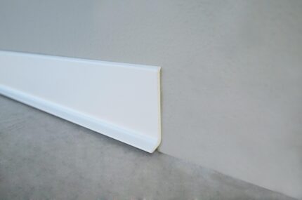 Plinta alba Battiscopa BA Profilitec | fata plana minimalista, H 45/60/80 mm, alb mat AM11, cu coltare si capete asortate – bara 2,7 m