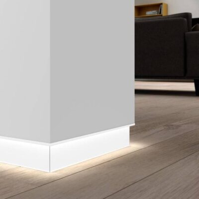 Plinta LED alba pentru gips-carton PLANO PS Profilitec | rost de umbra la baza peretelui, H 70 / 100 mm, placa 13 / 15 mm, alb mat AM11 &ndash; bara 2,7 m