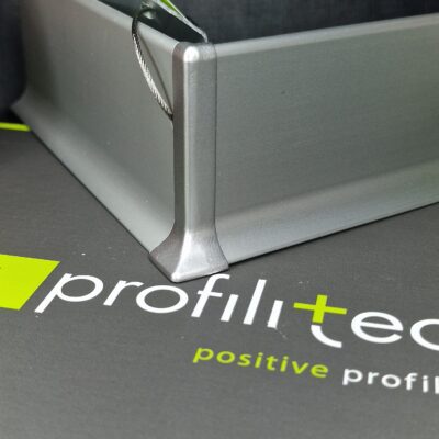 Plinta aluminiu argintie pentru perete Battiscopa BA Profilitec | fata plana minimalista, H 45 / 60 / 80 / 100 mm, anodizat AS, clasica sau autoadeziva &ndash; bara 2,7 m