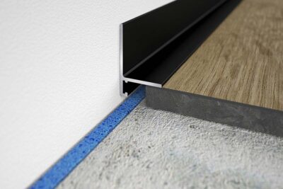 Miniplinta minimalista aluminiu Minileiste SL16X5 | plinta cu fata 20 mm, montaj clic demontabil, rosturi 6-13 mm, orice pardoseala de la 6 mm, 6 finisaje – bara 2 m
