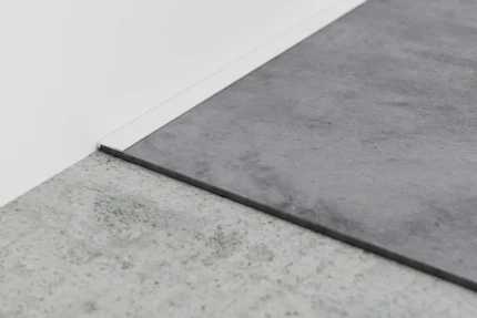 Miniplinta profil terminatie vinil autoadeziv Minileiste AL16X2 | inchidere discreta la rama termopan si mobilier – vinil si LVT 2–3 mm