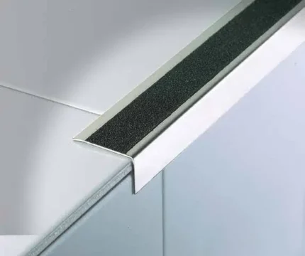 Banda antiderapanta carborund Walktec SWH Profilitec | latimi 19-50 mm, negru, transparent, fotoluminescent – rola 18,3 m