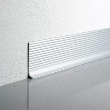 Plinta decorativa striata Baseboard BAR Profilitec | aluminiu anodizat argintiu multiline, B 60 mm, autoadeziva sau cu adeziv, colturi si capete dedicate – bara 2,7 m