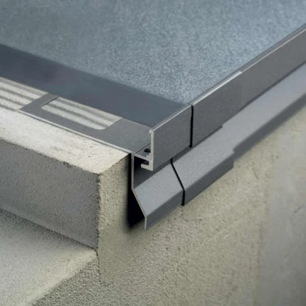 Picurator balcoane terase placi 2 cm Bordertec BHO Profilitec | aluminiu vopsit electrostatic, H 50 mm, canal de drenaj perforat, sistem complet cu piese de colt si imbinare – bara 2,7 m
