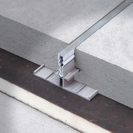 Profil de rost in sapa Coflex CMB Profilitec | sintetic dubla densitate, H1 30-60 mm, vizibil 8 mm, montaj la turnarea sapei – bara 2,7 m