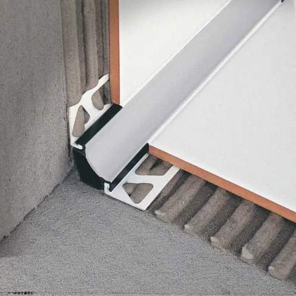 Profil racord igienic pardoseala-perete Coflex CR Profilitec | sistem brevetat CR16 + module KJ, dilatare, igiena si taiere acustica – bare 2,7 m