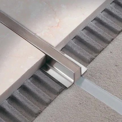 Profil rost dilatatie metalic slefuibil, ceramica piatra parchet Coflex CTL Profilitec | inox, aluminiu sau alama, insert EPDM slefuibil, vizibil 10 mm, trafic intens – bara 2,7 m