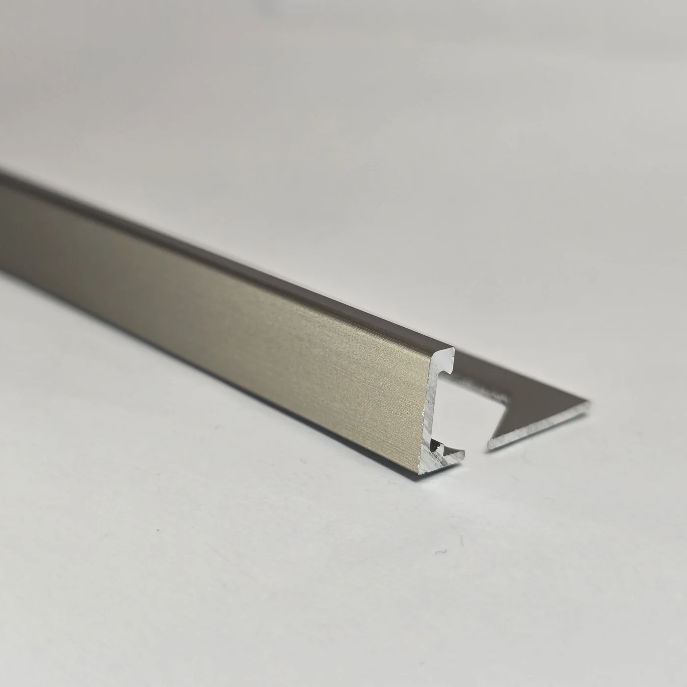 Coltar faianta titan Kerajolly KJ Profilitec | titan anodizat AT, lucios ATB sau lucios periat ATSB, H 6-12,5 mm – bara 2,7 m Coltar faianta titan Kerajolly KJ Profilitec | titan anodizat AT, lucios ATB sau lucios periat ATSB, H 6-12,5 mm – bara 2,7 m