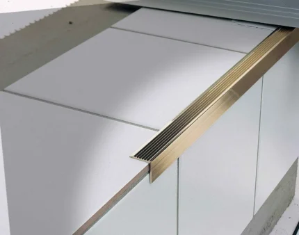 Coltar treapta 90 grade Stairtec AE Profilitec | vizibil 21×21 mm, aluminiu, alama, fixare cu suruburi – bara 2,7 m