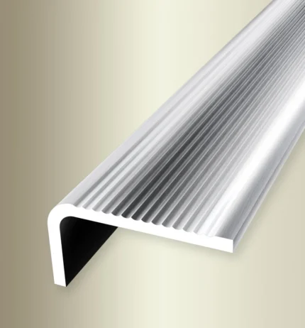Cornier treapta inox Küberit 545 | muchie 23 x 23 mm, inox mat periat – bara 2,5 m