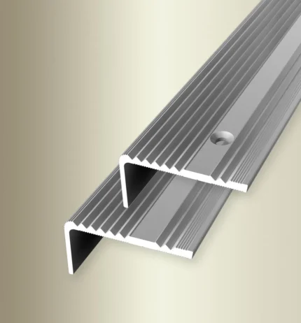 Cornier treapta Küberit 525 | muchie 20 x 20 mm, perforat sau de lipit – bare 2,5 / 5 m