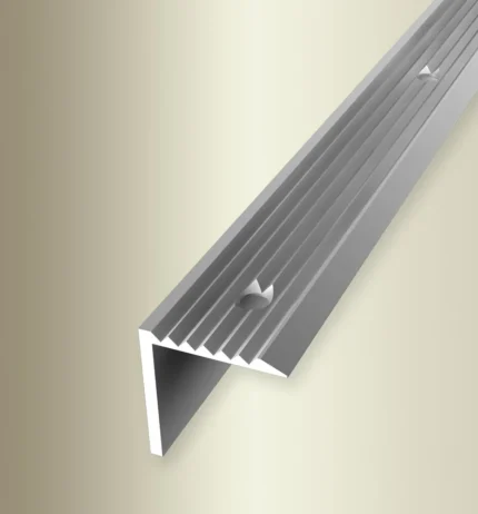 Cornier treapta Küberit 526 | muchie 21 x 21 mm, 7 finisaje inclusiv alama – bare 1 / 2,5 / 5 m