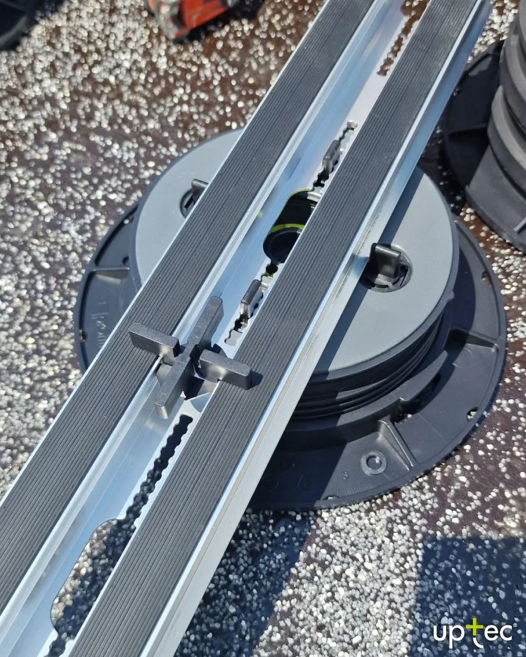 Accesorii pentru ploturi reglabile: ce mai ai nevoie pe langa suporti grinda aluminiu supaang 240 distantier plot - Accesorii pentru ploturi reglabile: ce mai ai nevoie pe langa suporti