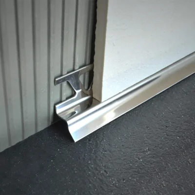Profil racord concav perete-pardoseala Interjolly IJ Profilitec | scafa igienica din inox pentru faianta de 8-10 mm sau PVC color pentru 7,5-9,5 mm – bara 2,7 m
