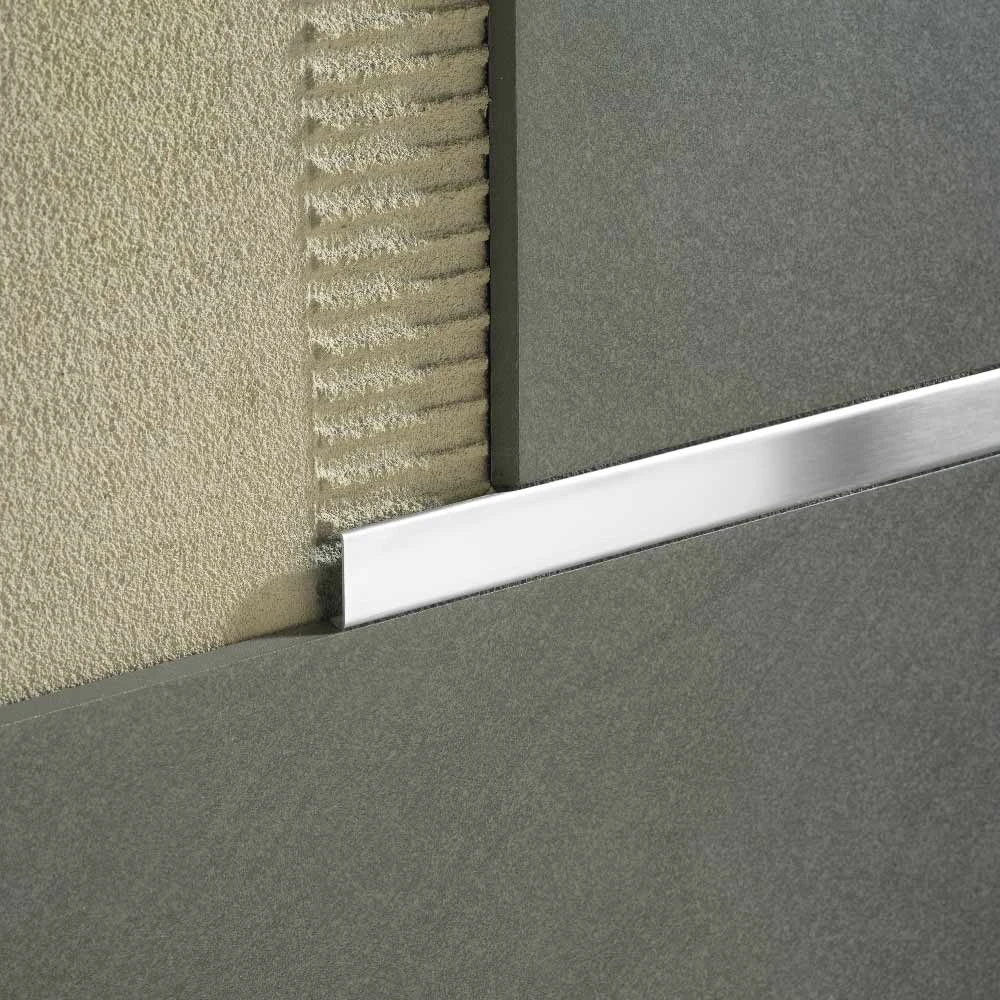 Banda decorativa placari Listec LI20 / LI22 Profilitec | linii metalice 20-22 mm pentru placari subtiri de ~6 mm, inox, anodizat sau negru – bara 2,7 m Banda decorativa placari Listec LI20 / LI22 Profilitec | linii metalice 20-22 mm pentru placari subtiri de ~6 mm, inox, anodizat sau negru – bara 2,7 m