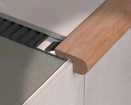 Nas de treapta lemn masiv stejar Stairtec FW Profilitec | vizibil 46 mm, baza aluminiu perforata – bara 2,7 m