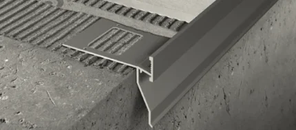 Picurator aluminiu alb pentru balcon si terasa Proterrace Drain FDP Progress | dubla picurare si orificii de drenaj, RAL 9010 – bara 2,7 m