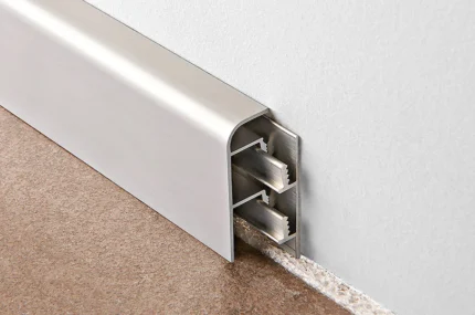 Plinta aluminiu cu canal de cabluri Proskirting 40 Progress Profiles | H 40 mm, inspectabila pe suporti sau cu adeziv – bara 2 m
