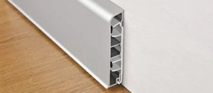 Plinta aluminiu cu canal de cabluri Proskirting 80 Progress Profiles | H 80 mm, inspectabila pe suporti sau cu adeziv, argintiu si negru – bara 2 m