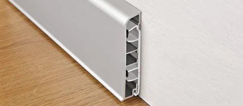 Plinta aluminiu cu canal de cabluri Proskirting 80 Progress Profiles | H 80 mm, inspectabila pe suporti sau cu adeziv, argintiu si negru – bara 2 m Plinta aluminiu cu canal de cabluri Proskirting 80 Progress Profiles | H 80 mm, inspectabila pe suporti sau cu adeziv, argintiu si negru – bara 2 m
