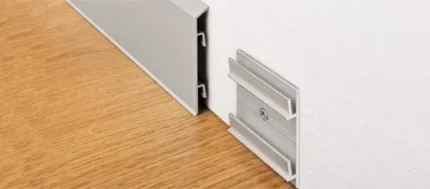 Plinta aluminiu inspectabila Proskirting Isp Progress Profiles | H 70/100 mm, canal de cabluri, colturi si capace dedicate – bara 2 m
