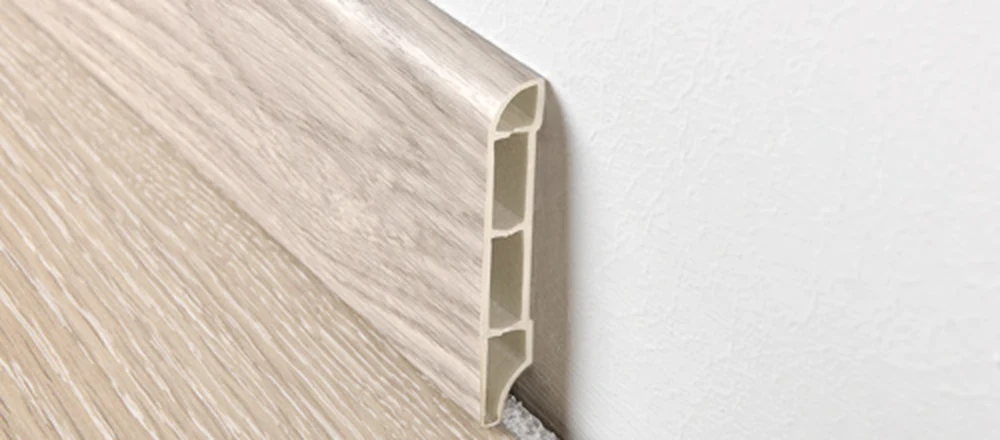 Plinta PVC decor lemn Skirting 7011 Progress Profiles | H 62 mm, profil rotunjit, rasina vinilica expandata, kituri de colt – bara 2,4 m Plinta PVC decor lemn Skirting 7011 Progress Profiles | H 62 mm, profil rotunjit, rasina vinilica expandata, kituri de colt – bara 2,4 m