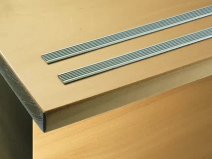 Profil antiderapant trepte Stairtec SW Profilitec | vizibil 10 mm, T striat aluminiu, in rost – bara 2,7 m
