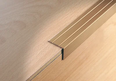 Coltar renovare trepte Stairtec SL Profilitec | vizibil 20 mm, aluminiu anodizat si efect lemn, autoadeziv – bara 2,7 m