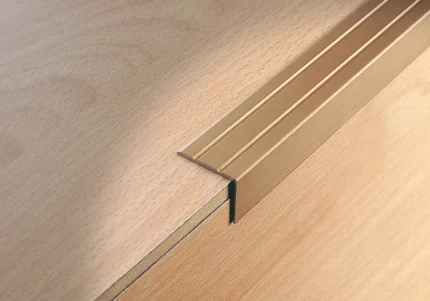Coltar treapta autoadeziv Stairtec SL Profilitec | vizibil 20 mm, aluminiu anodizat si efect lemn, pentru trepte uzate – bara 2,7 m