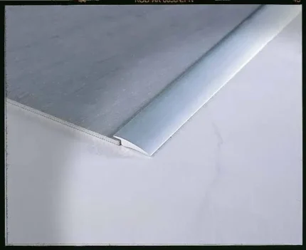 Profil terminatie mocheta vinil Linotec AP Profilitec | vizibil 17-19 mm, H 2,5 mm, autoadeziv sau neadeziv – bara 2,7 m