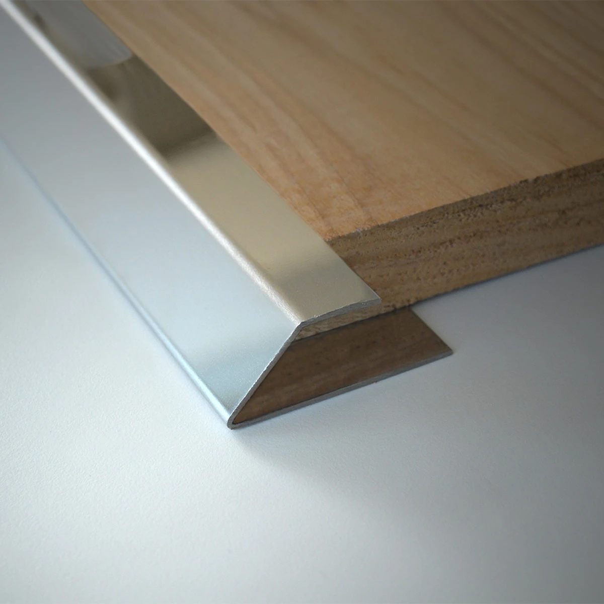 Profil perimetral inclinat spre pardoseli mai joase Woodtec LP Profilitec | parchet flotant, vizibil 30 mm – bara 2,7 m Profil perimetral inclinat spre pardoseli mai joase Woodtec LP Profilitec | parchet flotant, vizibil 30 mm – bara 2,7 m