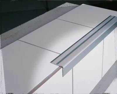 Profil renovare trepte Stairtec SE Profilitec | vizibil 40-45 mm, coltar aluminiu, autoadeziv sau cu suruburi – bara 2,7 m