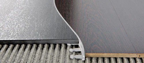 Profil terminatie curbabil Proterminal Curve Progress Profiles | trecere curba gresie–parchet, aluminiu, inox, alama | H 6–20 mm, bara 2,7 m Profil trecere curbabil aluminiu Proterminal Curve intre gresie si parchet