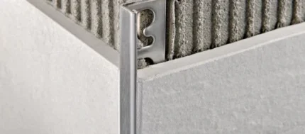 Profil terminatie inox Proterminal Progress pe coltul exterior al faiantei