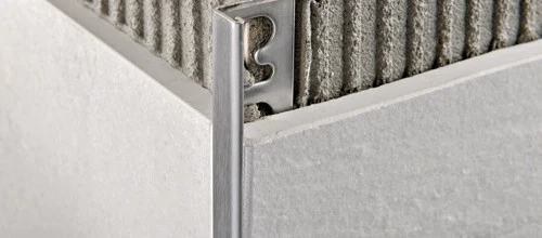 Profil terminatie inox Proterminal Progress Profiles | inox AISI 304 lucios si periat, AISI 316L pentru exterior | H 3–30 mm, bara 2,7 m Profil terminatie inox Proterminal Progress pe coltul exterior al faiantei