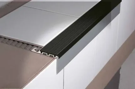 Profil treapta antiderapant Stairtec FSL Profilitec | vizibil 55 mm, insertie cauciuc lata – bara 2,7 m