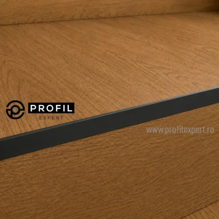 Profil treapta parchet negru Kerajolly KJ Profilitec | profil de treapta minimalist negru mat pentru parchet si SPC pana la 12 mm – 4 inaltimi, bara 2,7 m