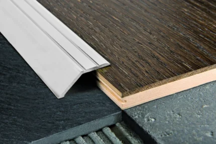 Profil de trecere cu diferenta de nivel Prolevall 4413 Progress Profiles | 44 x 13 mm, aluminiu anodizat sau alama lucioasa, standard / autoadeziv / perforat – bara 2,7 m
