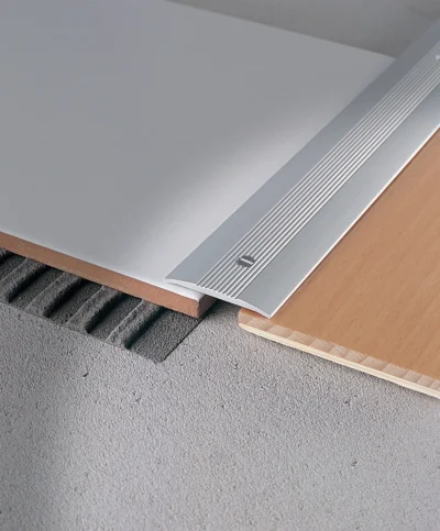 Profil trecere pardoseli inegale Striptec ST38 Profilitec | vizibil 38 mm, aluminiu anodizat, autoadeziv sau gaurit – bara 2,7 m