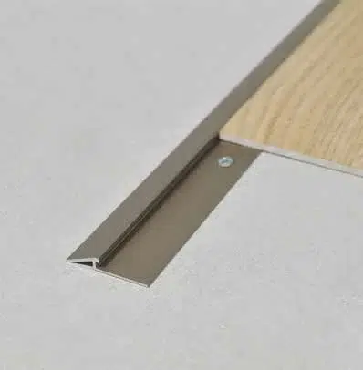 Profil trecere LVT SPC Zerotec ZR50 Drilled Profilitec | compensare nivel, vizibil 15 mm, talpa perforata – bara 2,7 m