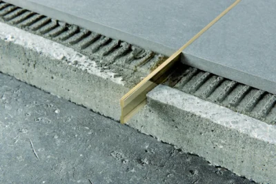 Delimitare si decor pardoseli turnate | Banda plata Proflat Progress Profiles | inox AISI 304 sau alama naturala | slefuibila si curbabila la fata locului | 10-50 mm latime, grosime 2,5-5 mm