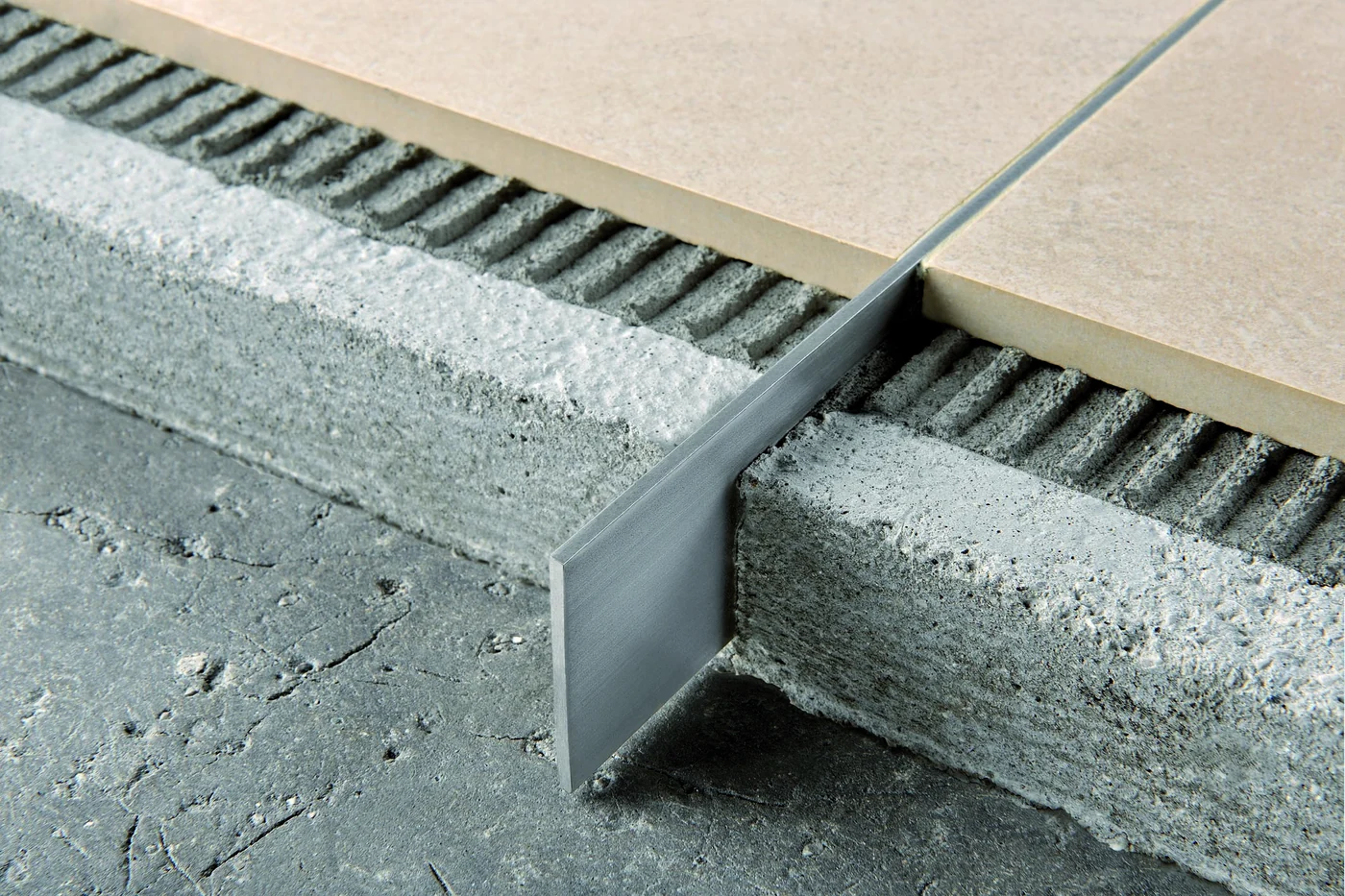 Delimitare si decor pardoseli turnate | Banda plata Proflat Progress Profiles | inox AISI 304 sau alama naturala | slefuibila si curbabila la fata locului | 10-50 mm latime, grosime 2,5-5 mm Delimitare si decor pardoseli turnate | Banda plata Proflat Progress Profiles | inox AISI 304 sau alama naturala | slefuibila si curbabila la fata locului | 10-50 mm latime, grosime 2,5-5 mm