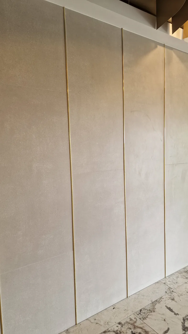 Proiectele noastre — profile premium montate in lucrari reale din Romania proiect amenajare hol cu insert decorativ alama 2 - Proiectele noastre — profile premium montate in lucrari reale din Romania