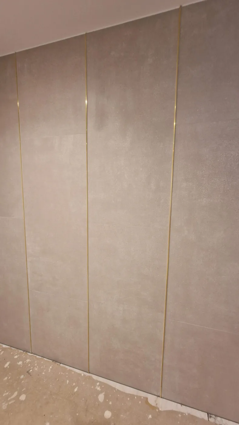 Proiectele noastre — profile premium montate in lucrari reale din Romania proiect amenajare hol cu insert decorativ alama 3 - Proiectele noastre — profile premium montate in lucrari reale din Romania