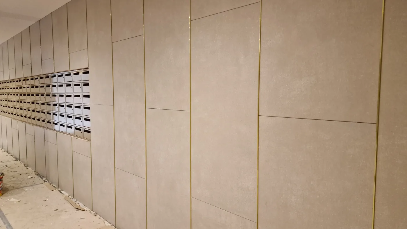 Proiectele noastre — profile premium montate in lucrari reale din Romania proiect amenajare hol cu insert decorativ alama 4 - Proiectele noastre — profile premium montate in lucrari reale din Romania