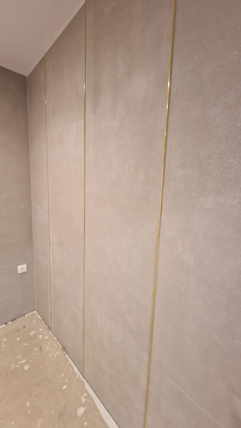 Proiectele noastre — profile premium montate in lucrari reale din Romania proiect amenajare hol cu insert decorativ alama - Proiectele noastre — profile premium montate in lucrari reale din Romania