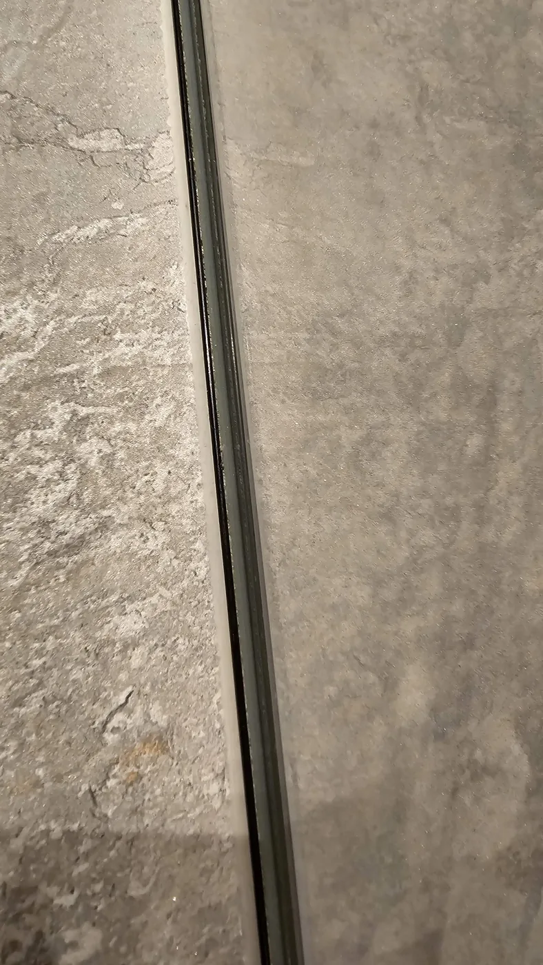 Proiectele noastre — profile premium montate in lucrari reale din Romania proiect minileiste ul20x5 profil trecere la stand apple in magazin showroom 2 - Proiectele noastre — profile premium montate in lucrari reale din Romania
