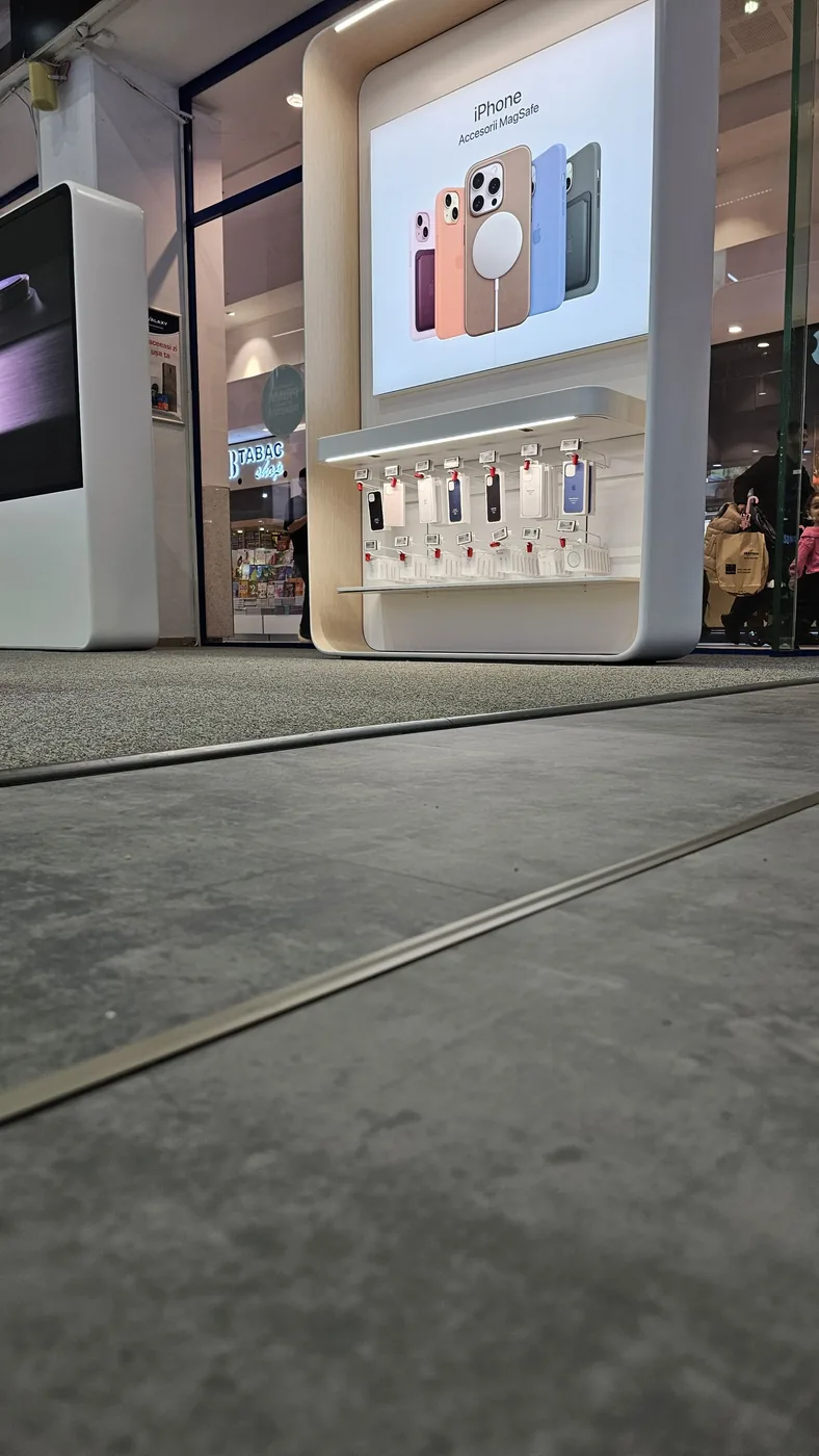 Proiectele noastre — profile premium montate in lucrari reale din Romania proiect minileiste ul20x5 profil trecere la stand apple in magazin showroom 3 - Proiectele noastre — profile premium montate in lucrari reale din Romania
